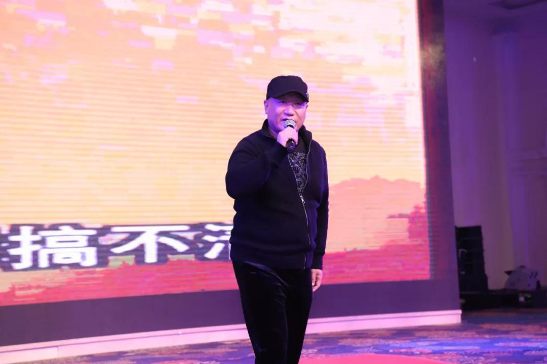 著名歌手谢东在现场献唱经典歌曲——《笑脸》